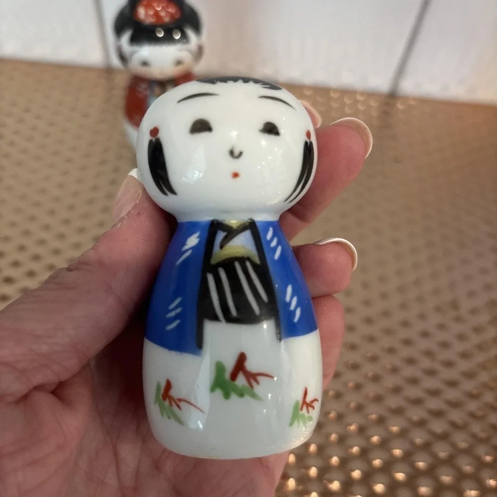 Vtg Retro MCM Kitschy Kokeshi Doll Salt‎ & Pepper Shakers Glaze Made In Japan